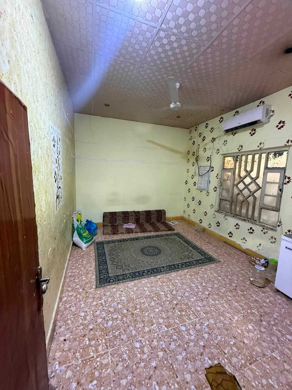 علان . 509 🔥🔥🔥 بيع مستعجل 
بيت في القبله حي القائم 
جدا قريب على الشارع المدارس 
مساحه 100 واجها 5 ونزال 20 
طابقين لاول بلوك ااثاني فرمستون 
3 غرف منام وصاله ومطبخ وصحيات وستقبال وكراج السعر 135وبيه مجال بسيط هـ ***********
