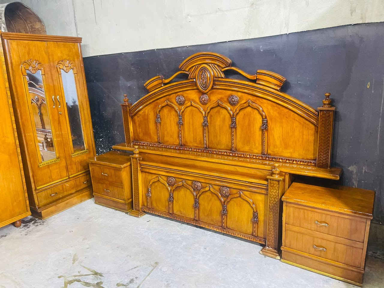 غرفه ام أربعه صاج تزكام سعر ٥٠٠ الف مكاني مدينه الصدر يوجد توصيل بكروه يوجد واتساب للتواصل ***********
