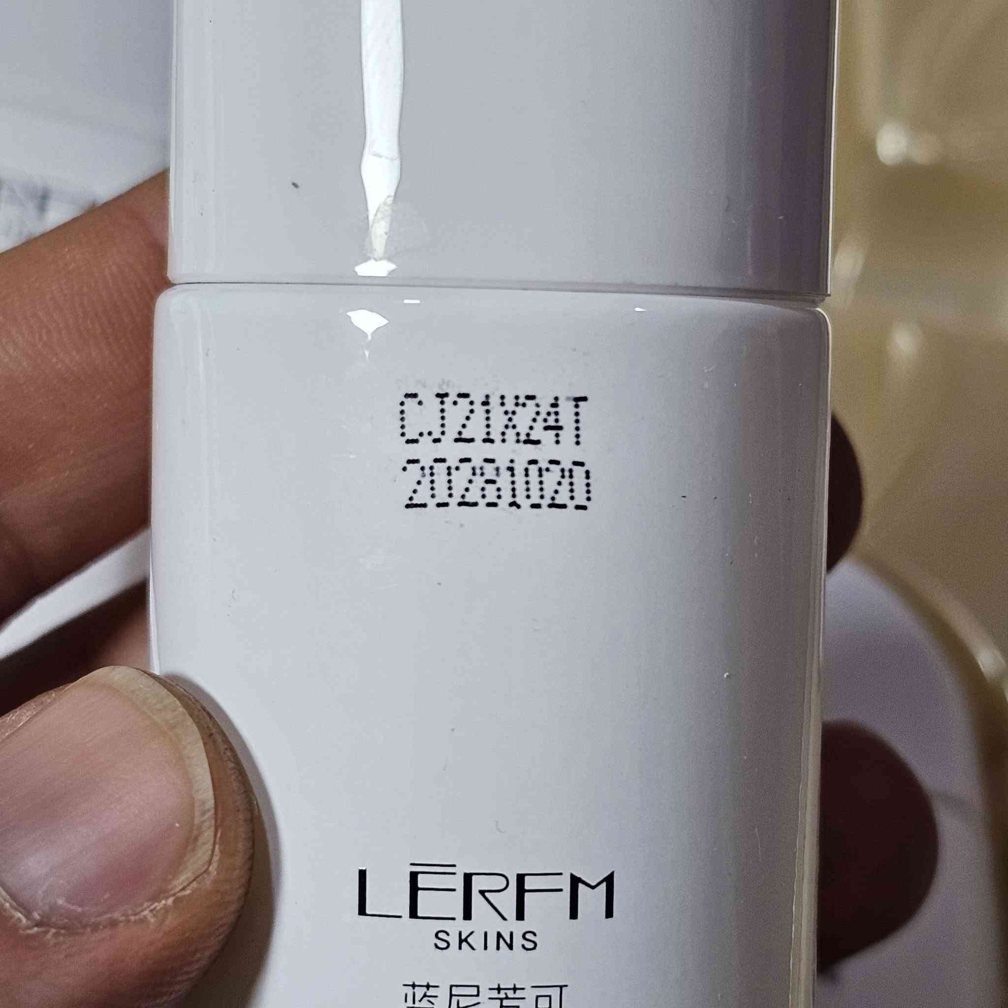 ✨ المجموعة المتكاملة للعناية بالبشرة وتفتيحها من LERFM SKINS ✨
​نقدم لكم الحقيبة العلاجية والتجميلية المتكاملة من علامة LERFM SKINS، المصممة خصيصاً بخلاصة الفاوانيا البيضاء لتقديم روتين يومي متطور لحماية البشرة وتجديد حيوية الخلايا. تعمل هذه المجموعة بفعالية عالية على ترطيب البشرة بعمق، توحيد لونها، ومكافحة التصبغات والخطوط الدقيقة.
​📦 محتويات المجموعة (6 منتجات أساسية):
​الغسول المرطب (120g): يعمل على تنظيف البشرة وإزالة الشوائب بعمق ولطف دون أن يتسبب في جفافها.
​التونر المنعش (120ml): يعيد توازن مستويات الحموضة (pH) في البشرة ويهيئها لامتصاص المغذيات بفعالية.
​اللوشن المغذي (100ml): يمنح البشرة نعومة فائقة ويحافظ على مرونتها وترطيبها لفترات طويلة.
​سيروم التفتيح ومكافحة التصبغات (40ml): تركيبة مركزة لتوحيد لون البشرة والحد من مظهر البقع والنمش.
​كريم محيط العينين (30g): مصمم خصيصاً لمكافحة التجاعيد، الخطوط الرفيعة، وعلامات الإجهاد حول العين.
​كريم التفتيح المتقدم: اللمسة النهائية لحماية البشرة وإكسابها نضارة وإشراقة طبيعية مستدامة.
انتهاء الصلاحية الى الشهر العاشر سنة ٢٠٢٨
السعر ١٤,٠٠٠ دينار فقط+ اجور التوصيل ..
متوفر توصيل لجميع المحافظات العراقية وبسعر منخفض


**إذا كنت صاحب هذا الإعلان وتريد حذفه لأي سبب، رجاءا أرسل رسالة إلى الدعم الفني**