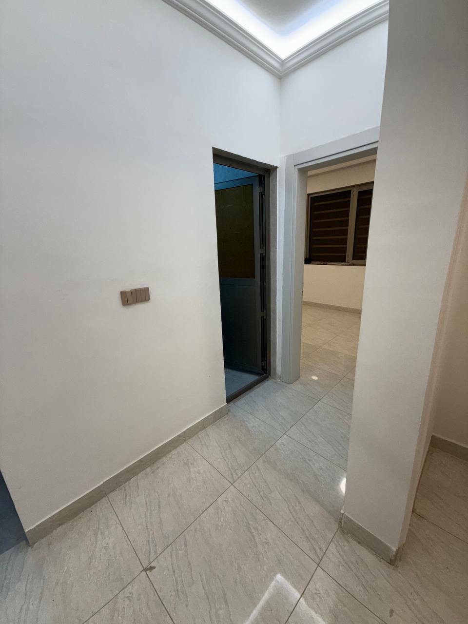 دار للبيع مجمع الزيتون دور الشمس بصف الركن ✅
مشمول بقرض من المصرف العقاري .. 
طابقين
٢٥٢ متر 
3 غرف نوم + صالة + استقبال + مطبخ جاهز + 4 صحيات +حديقة  ..
جاهز للسكن ... للاستفسار  
***********
