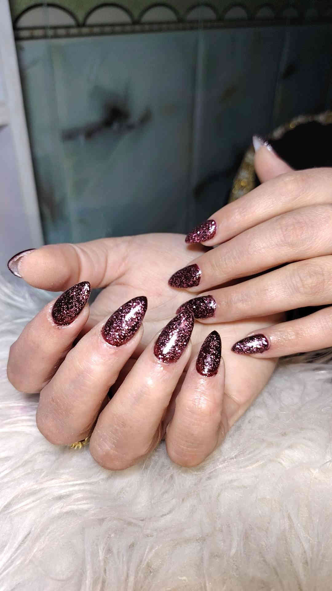 شغلي الجميل🙃❤+عروض
اكريلك  بناء جل اكستشين مع جلش ودزاين 30
تنظيف بشره عميق10+حف وجه
تركيب رموش دائميه كامله20/طرفي10
جلش قدم10
معالج شعر جلسه15
اكريلك قدم25
جلش يد فقط 10مع دزاين
عنوان حله ابو غرق قرب محطة اليسار 
للحجز ***********
