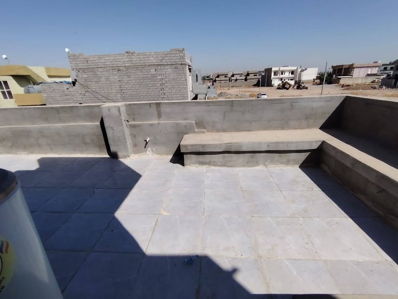 بيت للبيع 🏠 
منطقه الشوقيات 
نص قطعه طابو 23 مشترك 165 متر
ع شارع عريض 25 متر
طابقين الطابق الثاني كامل 
الطابق الارضي مأسس مي ومجاري 
يحتاجله بس سيراميك ولبخ ومغربي 
للاستفسار على الرقم 
***********
