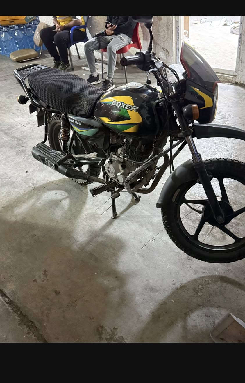 سلام عليكم بوكسر مديل 21 اوراق كامله مناقصها برغي كامله كبل للشارع مكفوله كهربائيات تايرات جدد كلجات جدد السعر مليون و ١٥٠ وبيها مجال بسيط عنواني مجمع بسمايه رقم ***********
