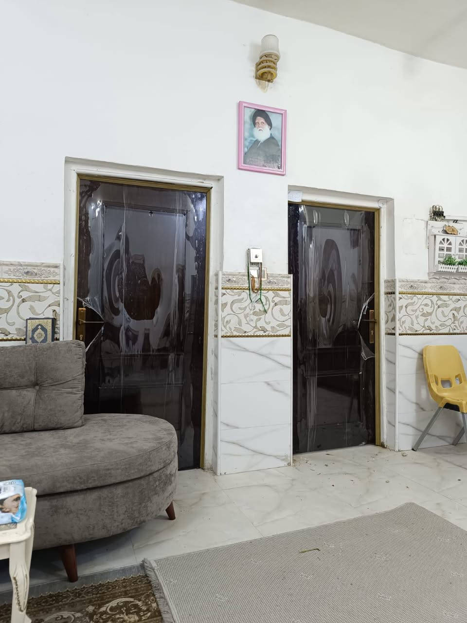 متوفر دار سكن للبيع منطقة حي العسكري.جهة٢٧٠ دار مقابل كافتريا ميلانو مساحة ٢٠٠م طابقين ٤غرف نوم وصالتين واستقبال وصحيات داخليه وخارجيه وكراج سياره وحديقة نظيف جدا جاهز للسكن استفسار اكثر اتصال*********** أو واتساب
