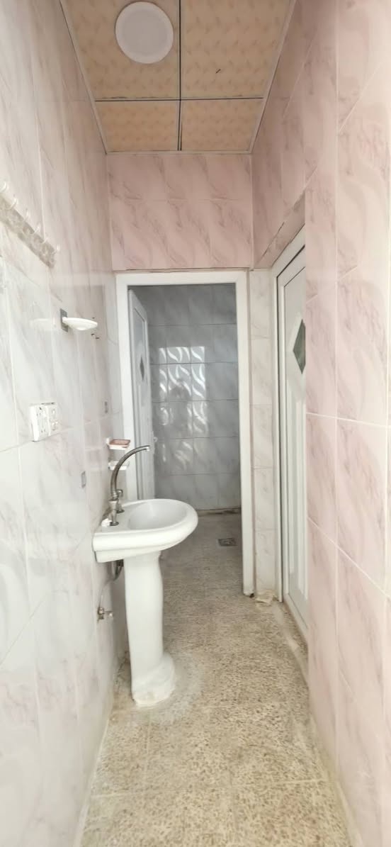 للايجار للايجار للايجار
دار طابق ارضي
حي الصديق الاولى
المساحه 100 M
يحتوي ع 2غرفة نوم+مطبخ+صاله+استقبال+صحيات+كراج
اتجاه شوق تام
شارع تبليط
قريب من السايدين 
الدار نظيف جدا
لتفاصيل اكثر مراجعة مكتب الوسيط الذهبي لتجارة العقارات 
الموصل حي البلديات الشارع العام قرب منتزه البلديات
اتصال او وتساب ***********
نستقبل جميع عروضكم البيع والشراء والايجار 
المكتب بأداره قانونيه
