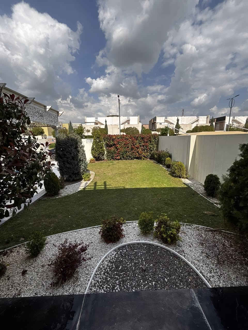 🏡✨ فرصة مميزة للسكن الراقي 

بمساحة كبيرة 268 م 

بيت للبيع في مجمع لانة ستي 🌿 

🔹 المساحة واسعة ومناسبة للعائلة  
🔹 تشطيبات حديثة واثاث مرتب
🔹 أمن وحراسة على مدار الساعة  
🔹 قريب من المدارس، الأسواق، والخدمات الأساسية  

💫 إذا كنت تبحث عن منزل يجمع بين الفخامة والهدوء، فهذا هو خيارك الأمثل.

📞 للاستفسار والحجز، تواصل معنا الآن ولا تفوّت الفرصة 

***********
