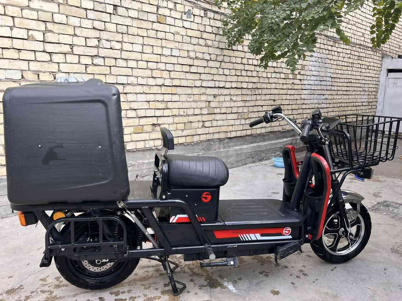 دراجة شحن للبيع
بحاجة الى تبديل بطاريات🔋🔋
دراجة هيكلها كلش قوي 
عبارة عن حديد 
سرعة ٥٠
وياها صندوك دليفري أضافي
السعر 950,000
للأستفسار
***********
