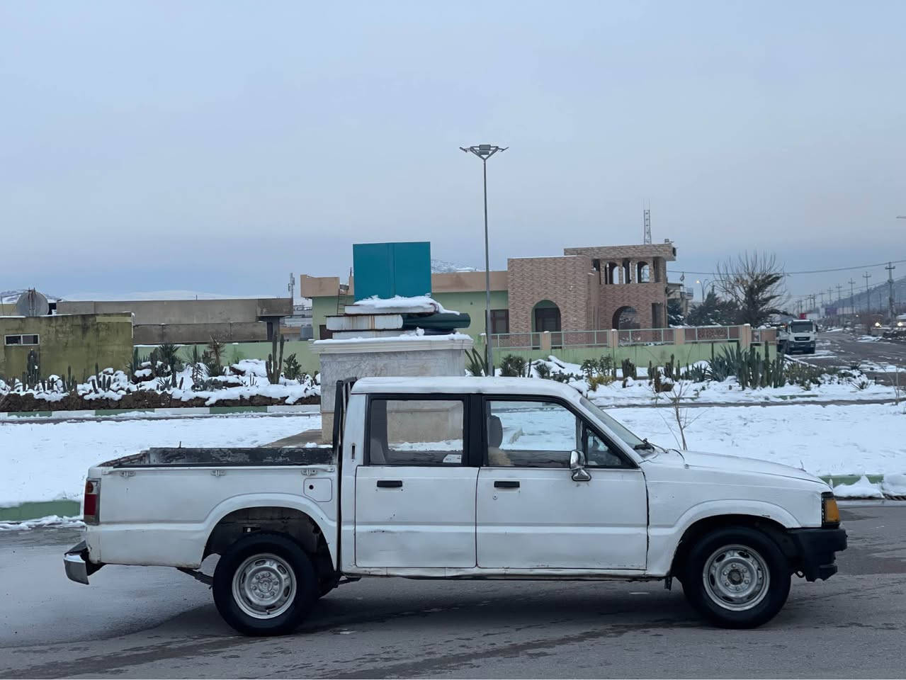 بەناوی خوای گەورە ومیهرەبان 
ماڵی کاسبی. زۆر مەزبووت

پیکاب مازدا. ٨ کابرێتە 
دەرەجەیەک گێڕ و مەکینەی لەسەرە 

گەرمی مەزبووت 
٤ تایەی جوانی لەژێرە

گێڕ مەکینە ئەکسل بەشەرتی فیتەر و فەحس و تەرای 

موس براوە لێدراو. خایس هەر هەمووی بەشەرت 

لێخورینی زۆر خۆشە   گەرمی و فڵچە و کامل کارەبای ئیشدەکا

سەیارەکە پارەی سەرکەتەشیەکیش نیە بۆ مەحامەلە تەلەفون مەکە 

پارەی موبایلێکە  خوار هەموو بازاڕ و دەستی دوو 
لەخزمەتان دام شوێنم ڕانیەیە 

قفڵ قفڵی ١٢$. ژ.م *********** رانية, السليمانية
