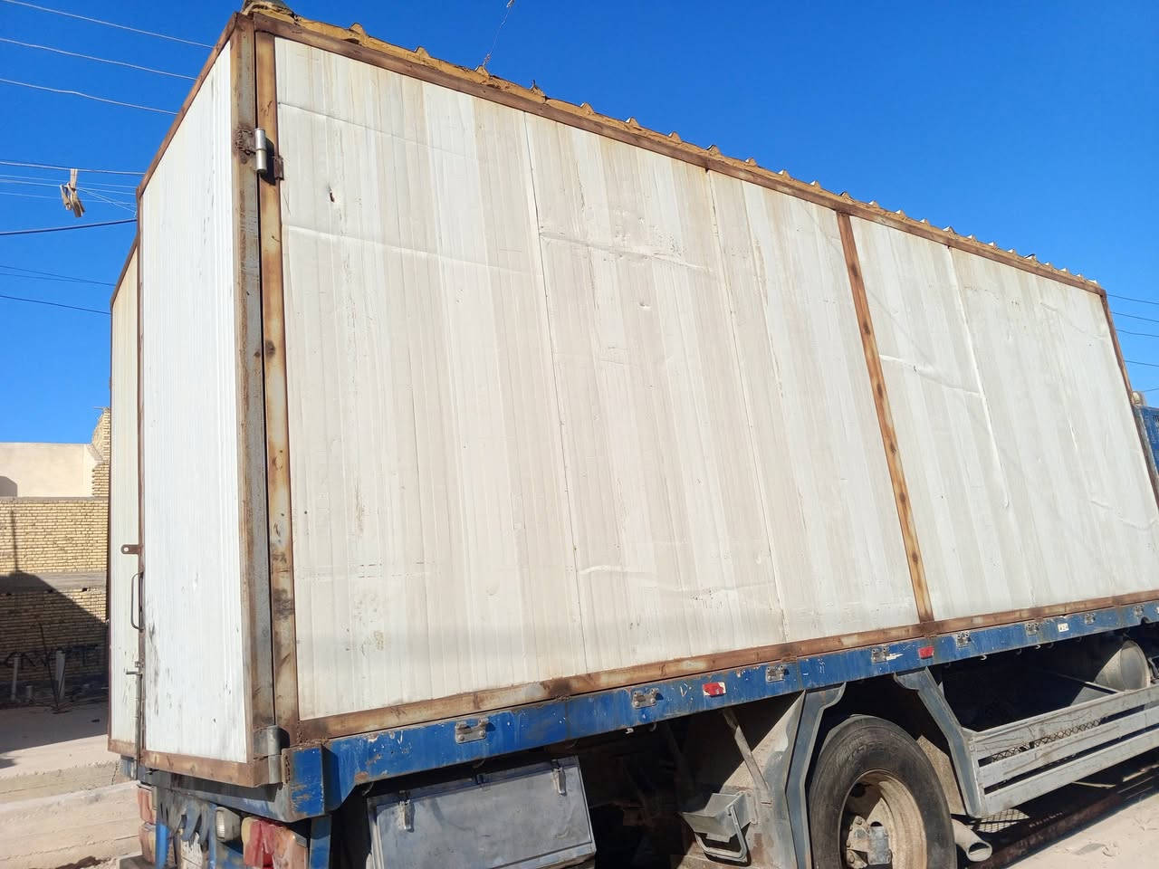 بدي لبيع ٦متر ارضيه جكر حديد قواطع جنل منصوب عليها كرفان سندويج إرتفاع مترين ونص عرض مترين ونص سعر ١٥ ورقه اتصال *********** وات ساب
