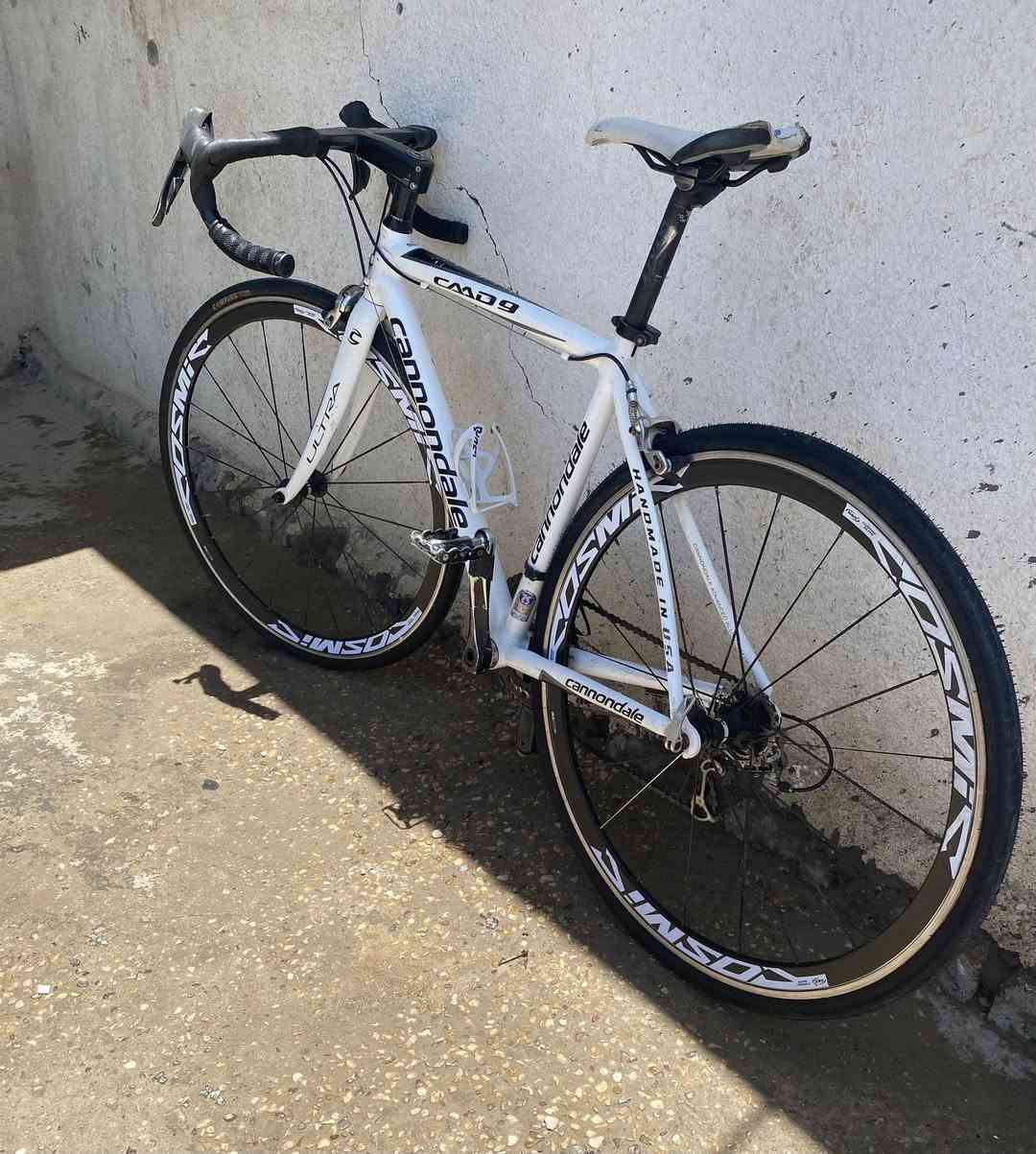 اسلام عليكم :
: للبيع بايسكل كورسي كوندال Cannondale CAAD9 أصلي صناعة أمريكية 🇺🇸🔥
بايسكل كورسي (دراجة سباق وسرعات) غني عن التعريف لعشاق الوزن الخفيف والقطع الاحترافية، ماركة Cannondale CAAD9 أصلية ومختومة شاسي (Handmade in USA). البايسكل مغسول وملمع بحالة ممتازة وجاهز للكرف مباشرة.
المواصفات الفنية:
 الشاسي (الفريم): ألمنيوم CAAD9 الأسطوري (خفيف وقوي جداً) + فورك كاربون أولترا (Ultra Carbon Fork) الأصلي لامتصاص اهتزازات الطريق.
 الفيترية والسرعات: دوشيش خلفي شيمانو تياجرا (Shimano Tiagra) + شرك أمامي شيمانو سورا (Shimano Sora) تدوير سلس وتبديل سريع جداً.
 الويلات والطوق: طوق رياضي ايرو Cosmic بنقشة مميزة، وصوت الشرك الخلفي (الهب) سريع وقوي (نغمة تفتح النفس).
 الإضافات: سكان رياضي مريح مع لف شريط جديد، وقاعدة مطارة مياه.
الحالة العامة:
البايسكل مكحل ونظيف جداً وجاهز للتسليم (فقط الكشن يحتاج ترتيب بسيط أو تبديل حسب رغبة المشتري لإكمال المظهر الرياضي).
 السعر: 800 ألف دينار عراقي (وبيه مجال للشراي).
 المكان: بغداد - الغزالية.
 للتواصل والاستفسار: *********** 📞
