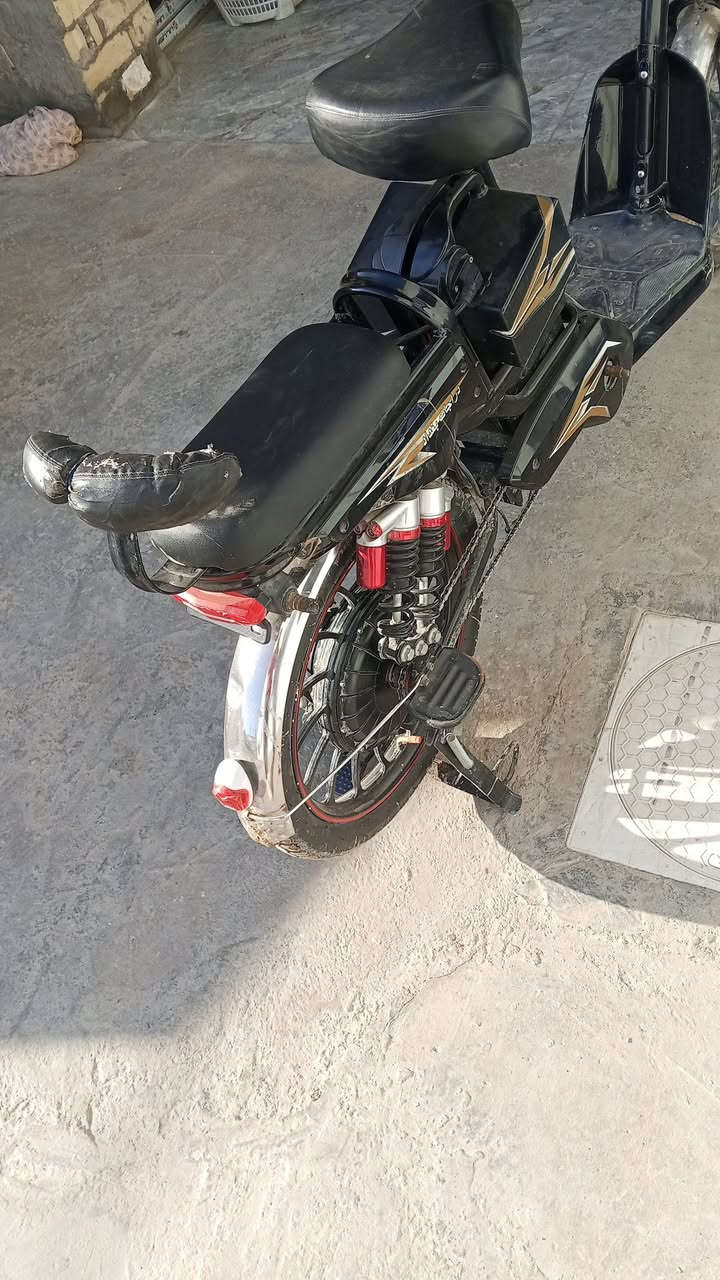 للبيع دراجة شحن حجم 20 🔥
مستخدمة ونظيفة، تمشي زين وتتحمل شغل 💪
وضعها طيب وتشتغل بدون مشاكل و بطارياته جديدة و  سعر300 و بيه مجال للشراي مكاني بغداد الدورة ابودشير رقم الهاتف *********** بي واتساب
