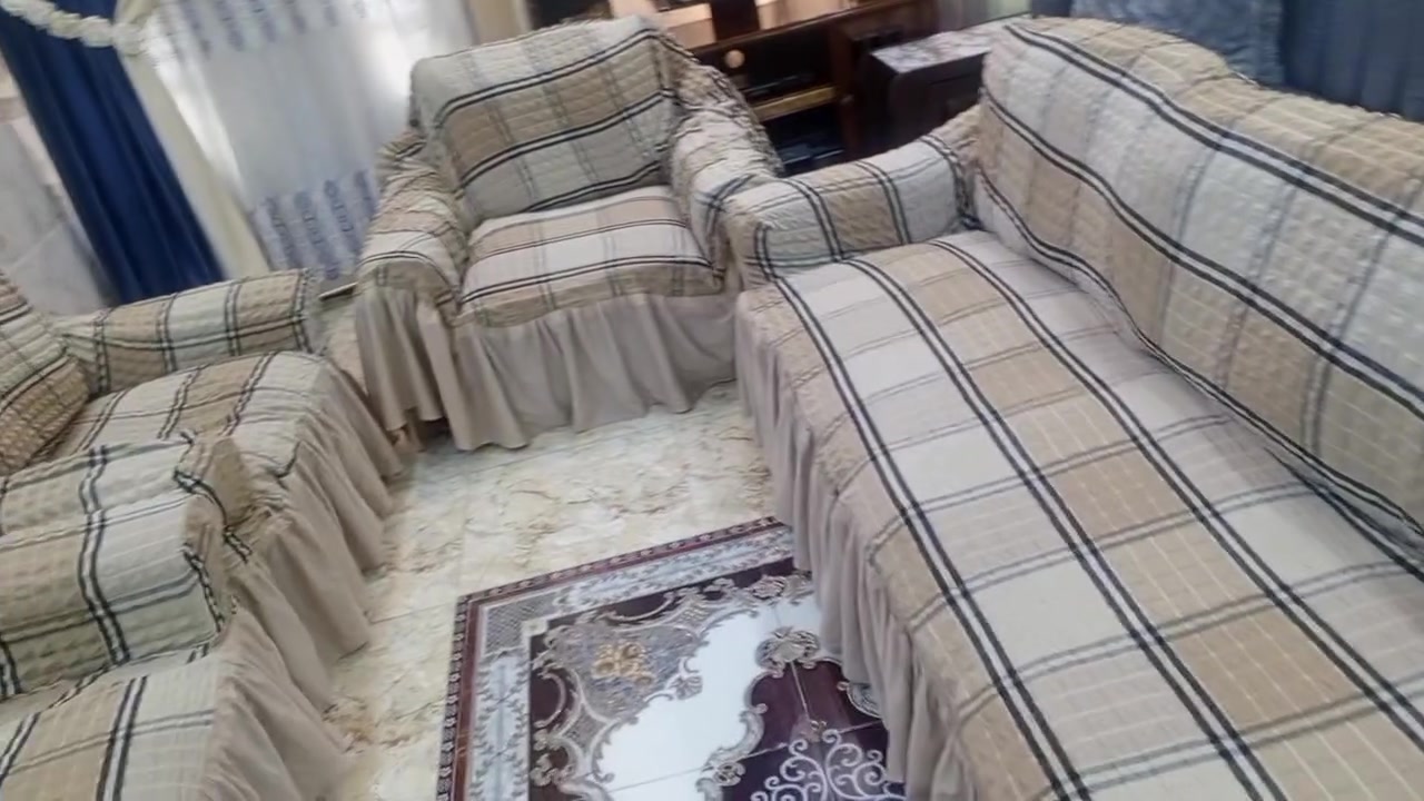 سلام عليكم تخم 10 مقاعد للبيع مستعجل السعر 150نظيف ومرتب والسفنج مال الاول مضقوط الون البيجي ***********
