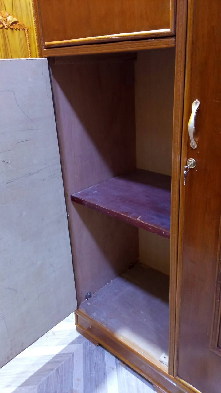 سلام عليكم كناتير بابين سعر الواحد 130 فول نضافه المكان رمادي الملعب سوك سلاله ***********
