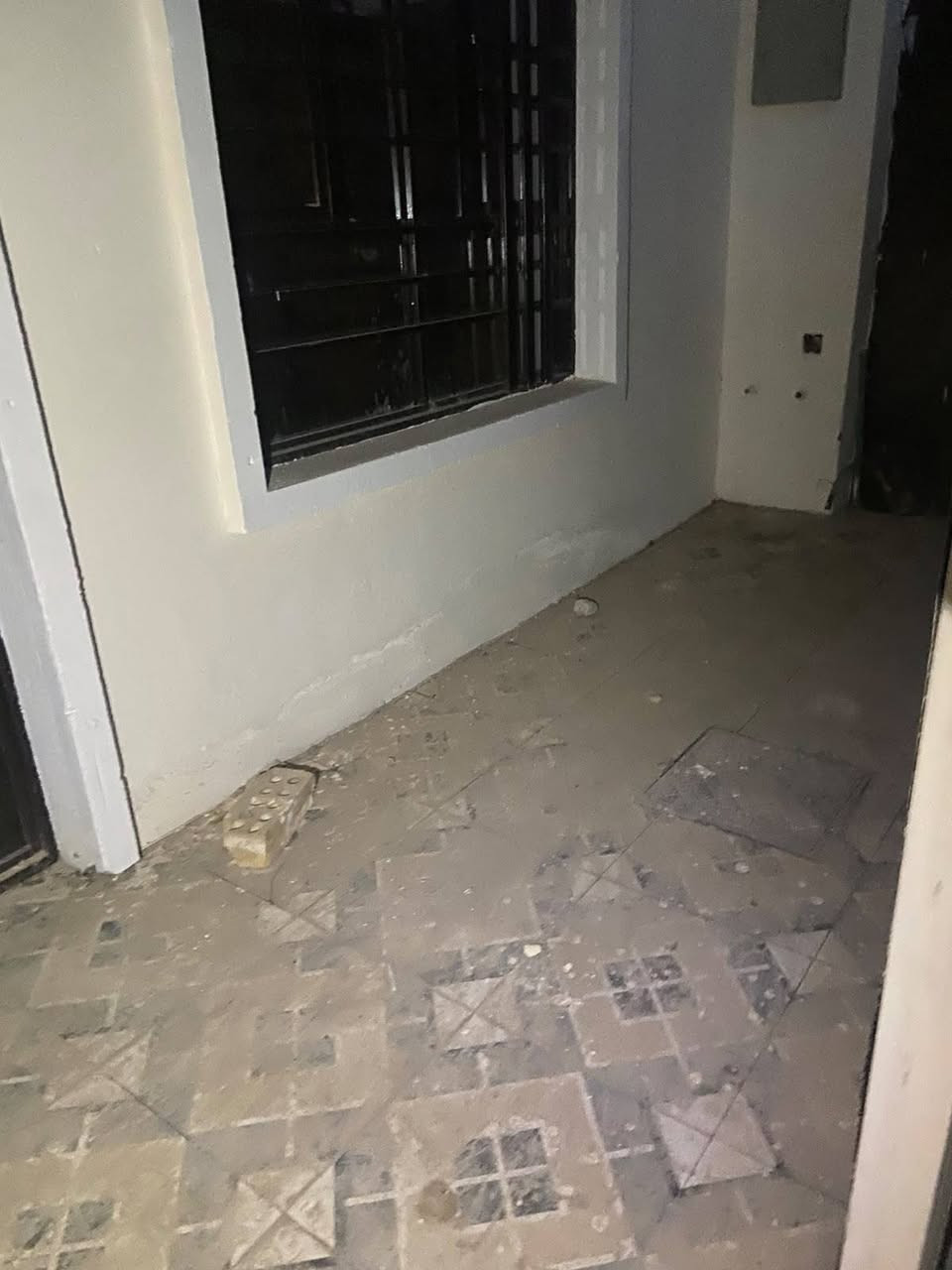 السلام وعليكم للبيع بيت بل جواهري كامل الخدمات مساحه 64متر طابقين يحتوي على تلاث غرف نوم حمامات 2 مطابخ2حار وبارد البيت بناء حديث بعده محد ساكن بيه شارع عرضه 10كهرباء مجاري كله كامل شارع العام مالته تبليط باقي بس الفرع ممبلطه البيت جديد جديد جديد للبيع نقد السعر 75وبيه مجال للاستفسار مراسله خاص او الاتصال ***********
