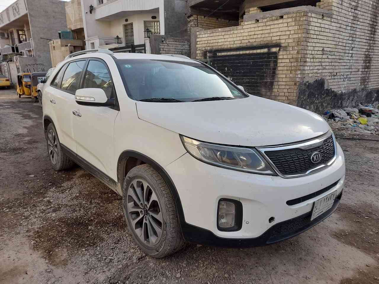 السلام عليكم للبيع كيا سورنتو١٣ لد خلفي مكينة٣.٥ تو ويل ٦سلندرمكان السيارة بغداد  الغزالية رقم ***********
