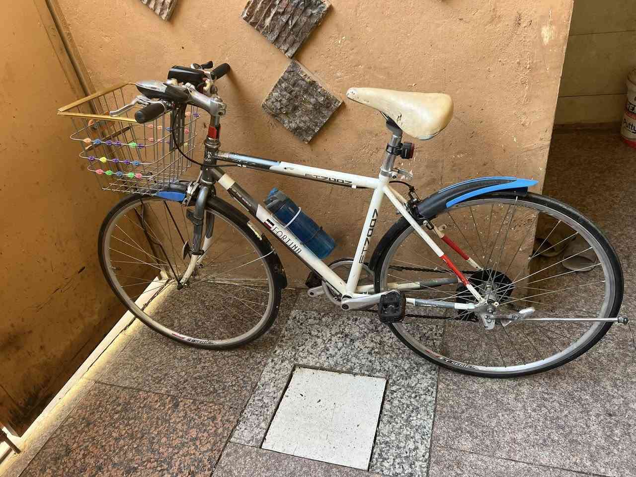 السلام عليكم بيسكل رياضي كامل مستعمل شي قليل ما ناقصه اي شي السعر 100 وبي مجال مكاني كربلاء حي العباس شراي تصل ***********
