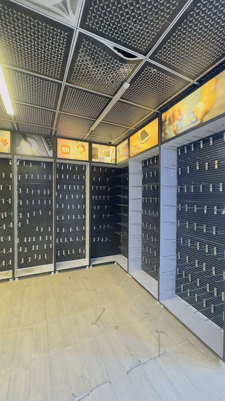 فاترينات MDF كافة الاحجام والقياسات مع اعلان ضوئي مستخدم نظيف للبيع لتواصل ***********
