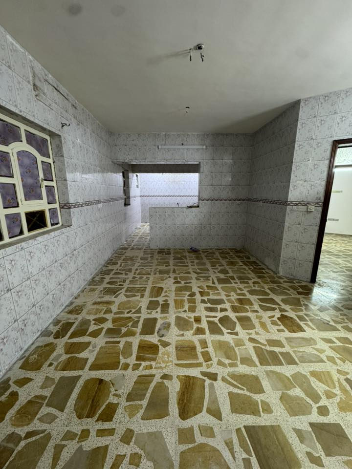 #للايجار__________في__________السيدية

بيت ٣٠٠ متر موقع مميز شارع عرضة ١٥ متر

يحتوي على ٣ غرف نوم صالة و استقبال 

و مطبخ و خدمات و حديقة داخلية و كراج 

للأستفسار آكثر الأتصال على الرقم 

***********

آو زيارة المكتب الكائن في منطقة السيدية 

شارع جامع الأقصى مقابل لحوم جويلي
