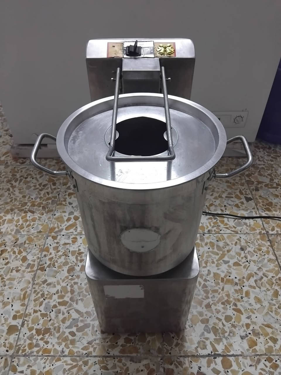 سلام عليكم من رخصة الادمن المحترام عندي خلاط حمص وجميع الصلصات مستعمل قليل اخو الجديد للبيع السعر 300 بغداد الكرخ هاتف ***********
