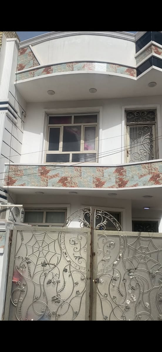 بيت 100 متر واجهه 5 نزال 20 الزعفرانيه الاربع شوارع بلزراعي مال حجي جعفر طابقين 3 غرف نوم وخدمات عدد2 وخدمات خارجيه وطرمه اللبيت سند 25 وكاله ام الصوره خدمات كامله شارع تبليط قريب عل الشارع العام السعر 145 مليون رقم الهاتف ***********
