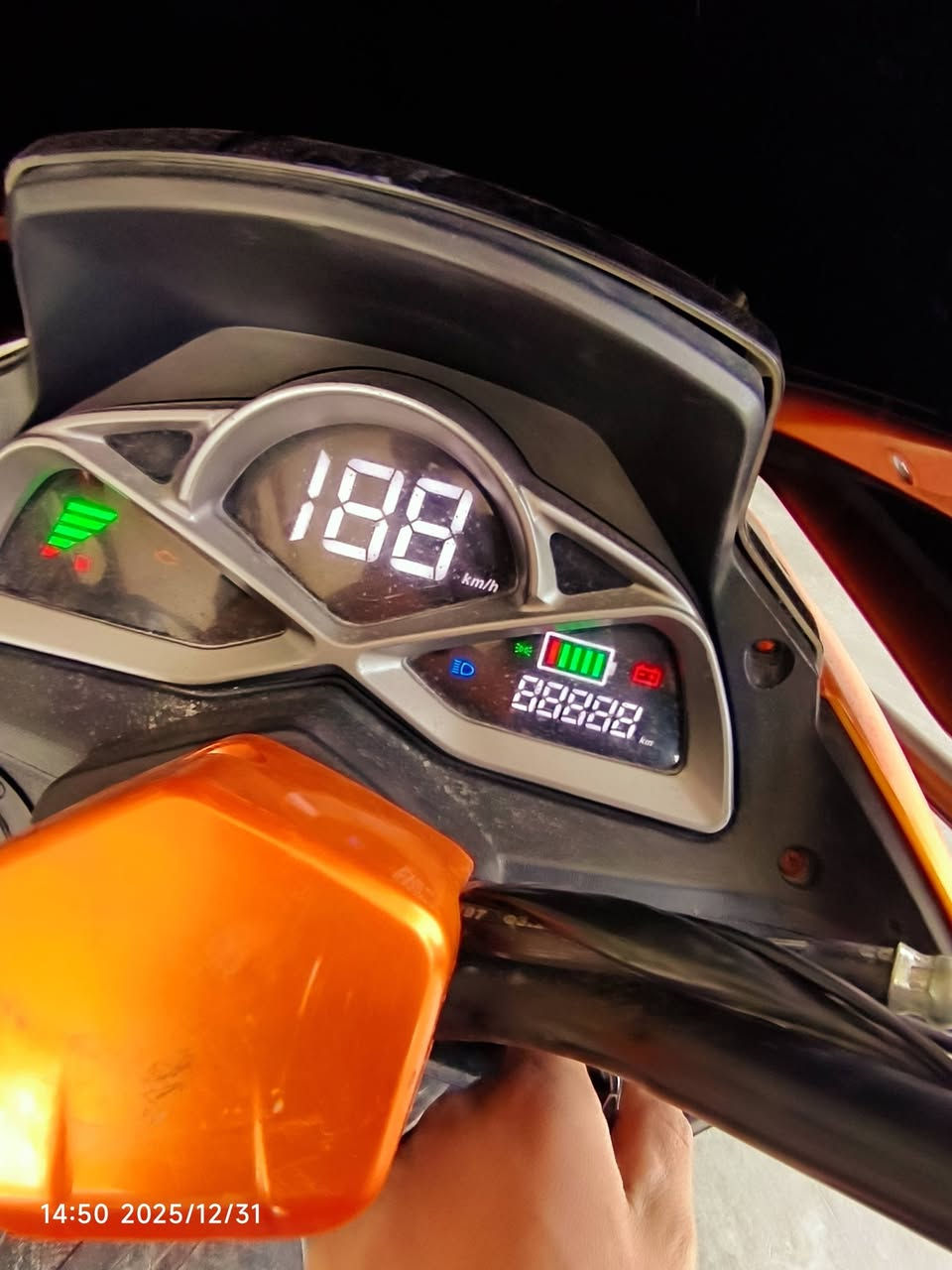 السلام عليكم للبيع دراجه فراشه الشبح موديل 2024 الدراجه جديده كلش النظافه ٪١٠٠  من نوع 50c 
مكانها الحله طريق حله يدوانيه
مقابل شركه الرنا العالميه
الهاتف ***********
السعر،700وبيه مجال
