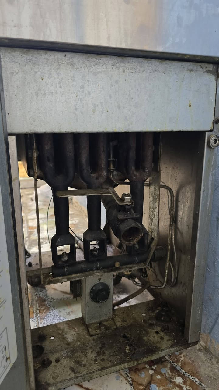 قلاية بطاطس وستربس  شركة (Commercial Deep Fryer).
الحالة: مستعملة بحالة ممتازة وجاهزة للمعاينة 
* المشعل يعمل لا كن المدافع  لا تصلها غاز  مشكلة صيانة بصيطة

السعر 350

المكــــــــــــــــان: بابل

للتواصل ***********
