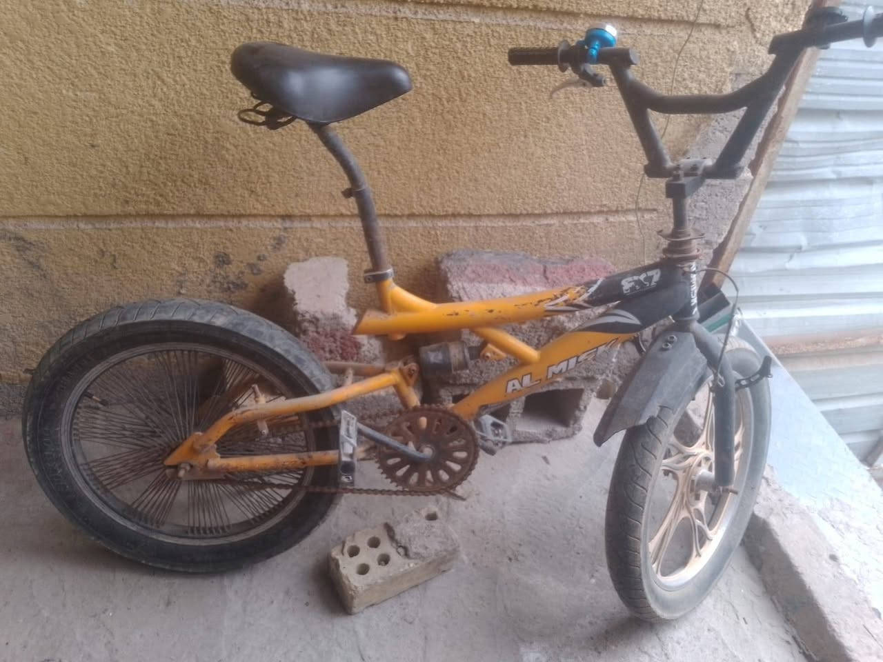 سلام عليكم  بايسكل  نضيف   بس جاملعات  يرادله  السعر (50)
***********
