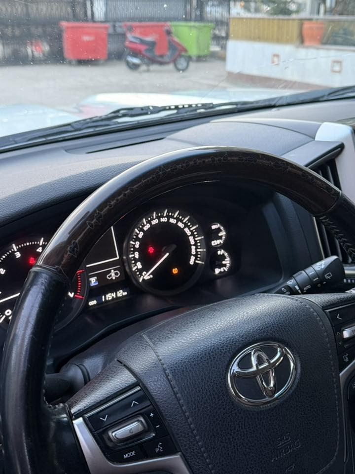 لاندكروز  2021.     VXS جكات
الي يدور جديد  ا 
ملاحظه( السيارة كفالة عامة  عدا بارد بالجاملغ الامامي الايسر ) حيل نظيفة بمعني الكلمة
 
گير و محرك بشرط كفاله 
رقم بغداد  بأسمي شخصياً 
عددالبصمات2)))
لمـواصـفـات _________ 
حساسات امامي خلفي 
كامرات 360 امامي وخلفي وجانبيات 4 كامرات 
مري شفط ونظام ترحيب 
تبريد ب الكشنات
باب خلفية كهرباء 
لايتات دبل عدسة + LED
جميع الكشنات كهرباء 
زنون بلادي 
فتحة    
نظام اقتصادي بانزين ECONOMY 
جلد كامل داخل ن
بلوتوث وتليفون ونضام الملاحة 
ونظام تثبيت السرعة التكيفي المزود، ونظام صوت Mark Levinson مع سماعة.
ومقاعد قابلة للتدفئة والتهوية
شاشات عدد 3
نظام مانع الانزلاق
نظام نزول المنحدرات 
اشارة في المرايا الجانبية
مخرج منفذ الطاقة 
‏  Bluetooth / USB
جكات 
شاحن هاتف Wairlees
ستيرن كهرباء + خزن ستيرن + خزن كشنات
وبعد بيهة هواية مواصفات 
جديدة جدا  واستعمال نظيف جداً 
    
                       السعر 625
لاستفسار الاتصال ع الارقام التالية
     (  ***********)
تحياتي لجميع
