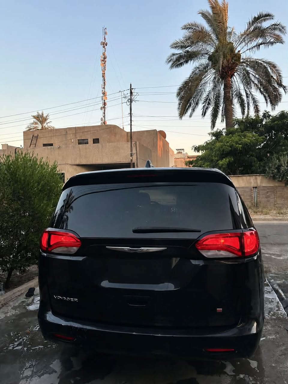 سلام عليكم 
كرايسلر فيوجر موديل 22 بغداد بأسمي تحويل ثاني يوم
لون اسود مواصفات تشغيل عن بعد تدفئه كشنات + ستيرن كشنات بلع لايت زينون لد عالي ناصي الباب والصندوك فول كهرباء كلشي شغال بيها صدر جديد تخم تاير جديد مابيها اي نقص حادثها موجوده الصور قطعتين مبدلات ومصبوغات وبيهت كلير سياره مكانها بغداد 
السعر 173 وبيها مجال 
***********
