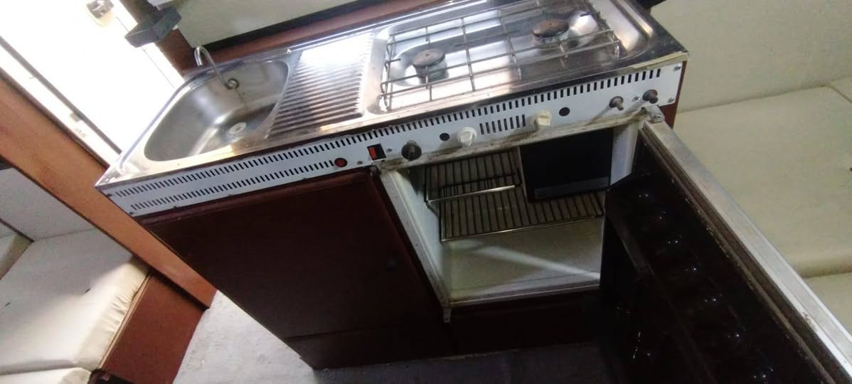 کرفان اوروبي سیاحي 2m ×  4m
سنة صنع 1998 
یرجی اتصال رقمین موجود
***********
***********
لمعرفة السعر فقط اتصال
