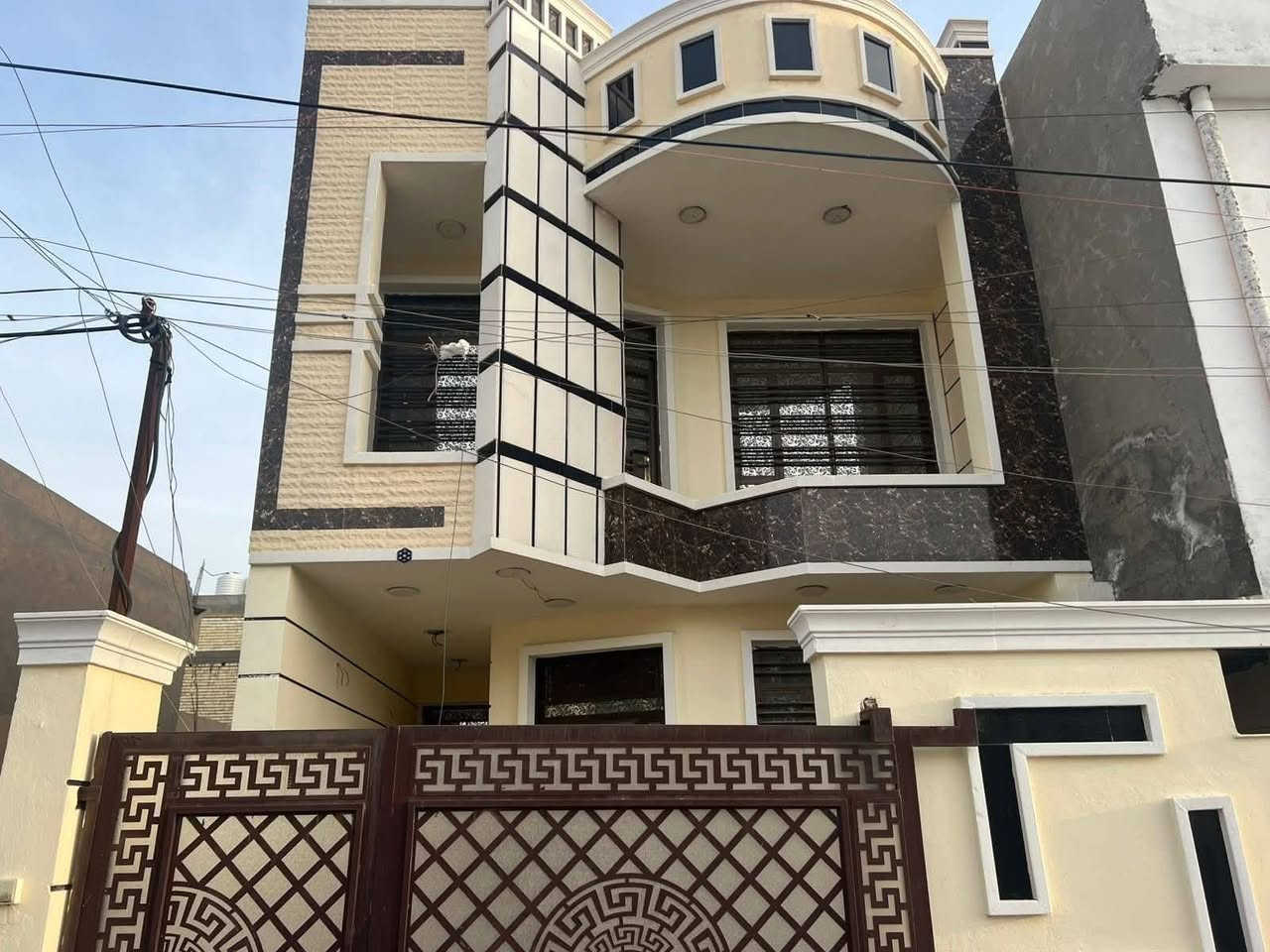 🏠 بيت للبيع في حي الجهاد (منطقة الفرات)
 - بناء حديث درجة أولى
​عرض مميز لمن يبحث عن السكن الراقي والموقع الاستراتيجي في بغداد، بيت بمواصفات هندسية ممتازة وبناء جديد "درجة أولى".

​📍 الموقع:
​العنوان: حي الجهاد - منطقة الفرات (الهياكل).

​المجاورات: بالقرب من مطار بغداد الدولي.

​المؤسسات القريبة: مسافة قريبة جداً من جامعة المشرق و جامعة البيان.

​📐 المساحة والقياسات:
​المساحة الكلية: 150 متر.

​الواجهة: 6 متر.

​النزال: 25 متر.

​🧱 تفاصيل البيت:
​تم تصميم البيت وتوزيعه ليناسب العوائل الكبيرة مع توفير إضاءة وتهوية طبيعية ممتازة:
​غرف النوم: 4 غرف واسعة.

​الاستقبال: صالة استقبال ضيوف فخمة.

​المعيشة: صالة داخلية مع مطبخ حديث.

​المرافق: مجموعة صحيات متكاملة.

​التهوية: يحتوي البيت على (2) منور لضمان دخول الشمس والهواء.

​الخدمات: بناء جاهز للسكن مع كافة الخدمات الأساسية.

​📞 للتواصل والاستفسار:
​للجادين بالشراء، يرجى التواصل مباشرة مع صاحب العقار عبر الأرقام التالية:
​اتصال مباشر: ***********
​واتساب (WhatsApp): ***********
