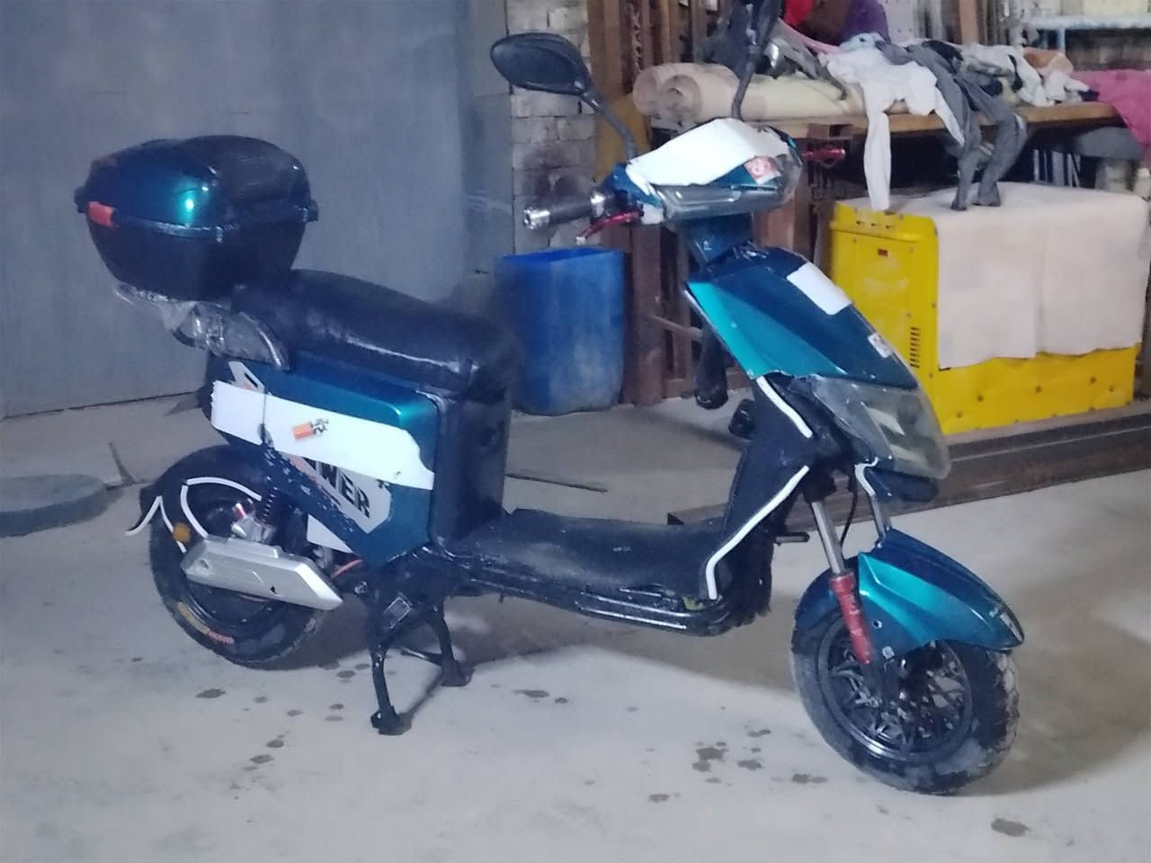 السلام عليكم دراجة كاملة بطاريات نظيفة والباقي كدام عينك السعر  300 الف المكان البلديات رقم ***********
