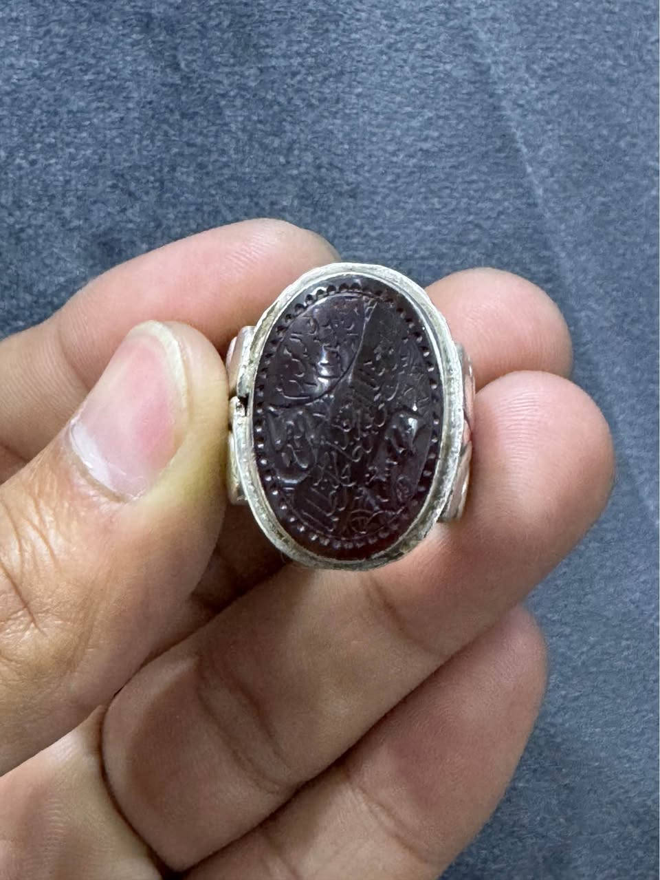 اللهم صل على محمد وال محمد
خاتم عقيق يماني كرزي
مخطوطه / حرز السيد علي القاضي
قطعه في منتهى الجمال 
مصاغ يدوي فضه عيار 925
مقاس الخاتم يلبس 18/19
يوجد توصيل كافة المحافضات البصرة, العراق


**إذا كنت صاحب هذا الإعلان وتريد حذفه لأي سبب، رجاءا أرسل رسالة إلى الدعم الفني**