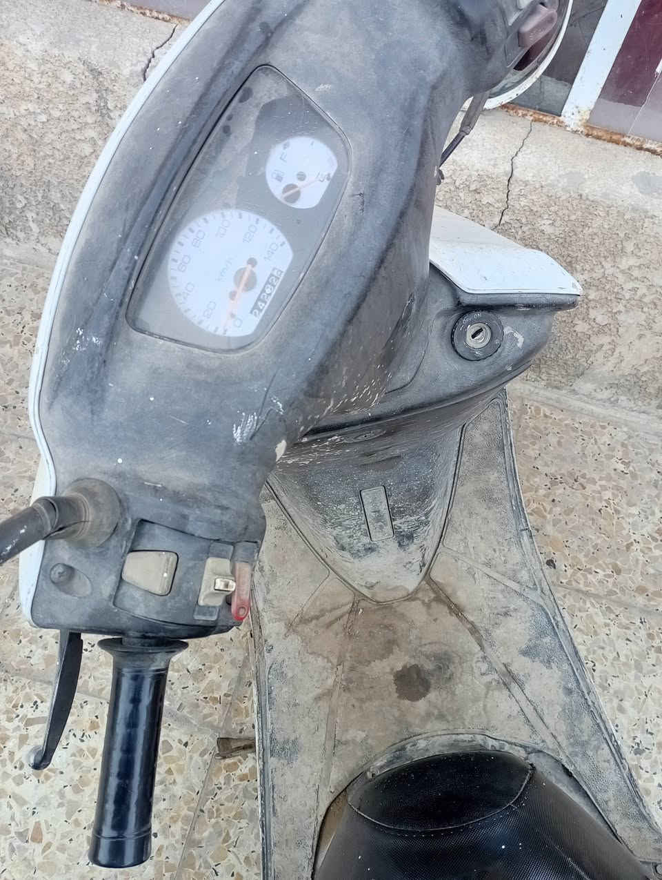 فراشه للبيع
واني امشي طفت ما ادري شبيهه 
مكاني حله نادر الثالثة 
***********
