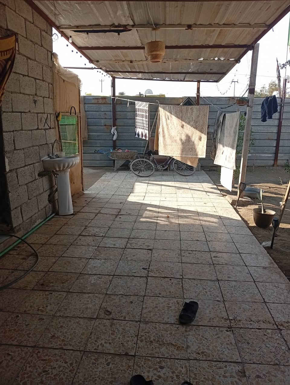 السلام عليكم بيت تجاوز مساحه 200بي غرفتين وصاله ومطبخ وحمام السقف سندوتج وبي مساحه كدام البيت هم ضمن البيت السعر 16وبي مجال ***********
