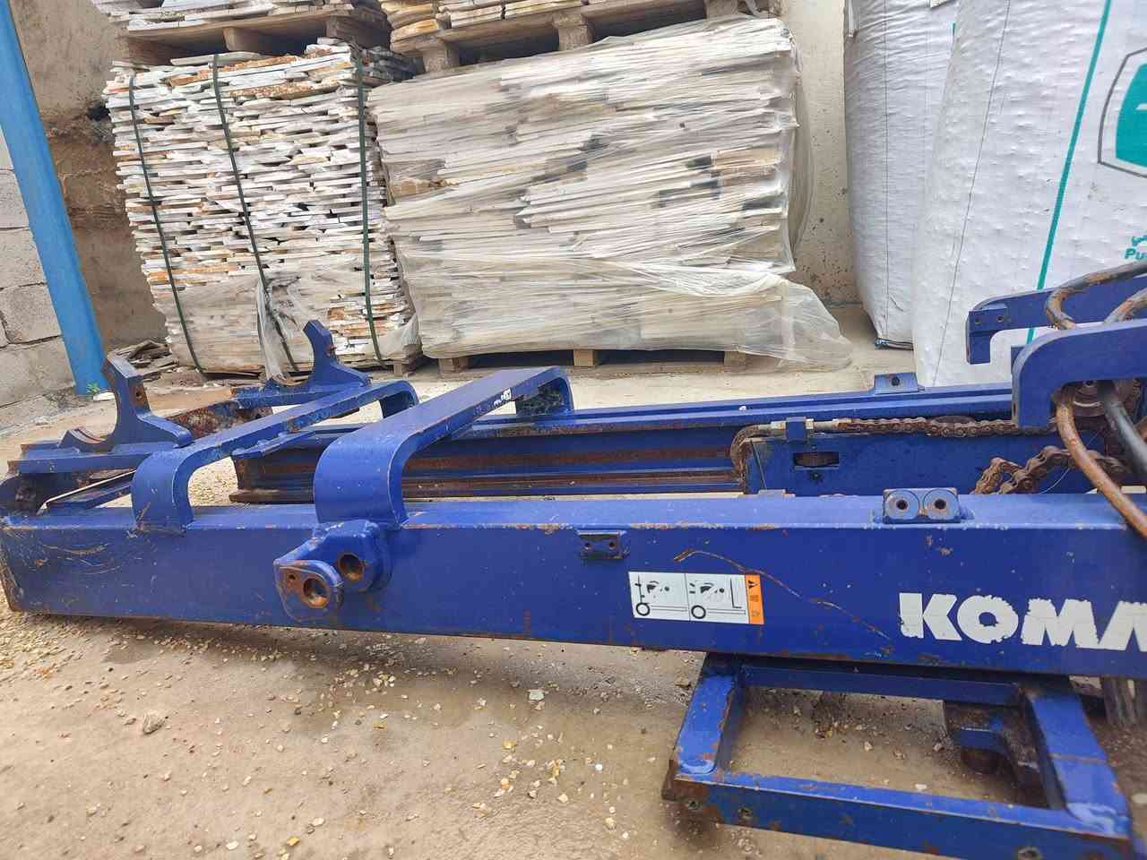 السلام عليكم جب ناصي كوماتسو 2 5طن 3حركات وياه سلايت كامل اني فاصخه هوه وصوندات جب بعد بلادي نضيف بي نقص جك واحد مال رفع سعره700الف رقم ***********
