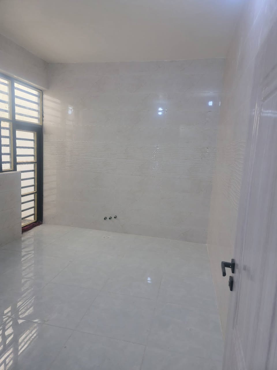 الدار للبيع حي الفرات قرب اسوق الجوهره الدارجاهزللسكن ***********
