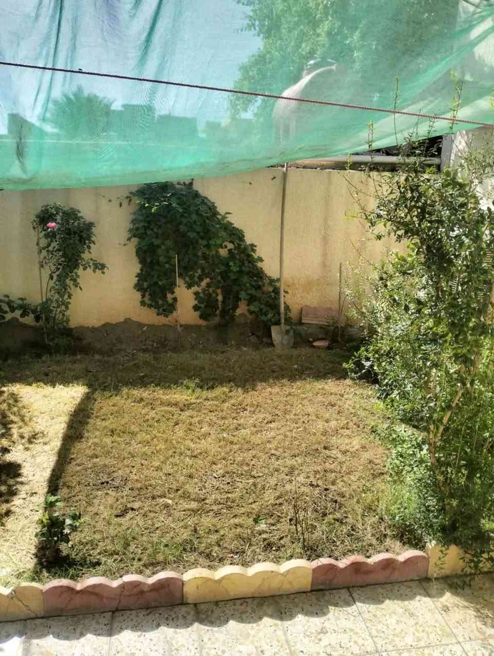 دار للبيع (عكاده) بحاله جيده جدا كما موضح بالصور ومعروض بسعر قطعه.... 300 متر... طابو صرف باسمي والتحويل مباشر... غرفتين واستقبال وهول ومجمع صحي خارجي الارضيه سيراميك..  عالي عن الشارع...  خدمات كامله.. بهرز. الدواسر.. خلف مدرسة ام الشهيد ب 3 افرع... للتواصل ***********... او على الماسنجر...
