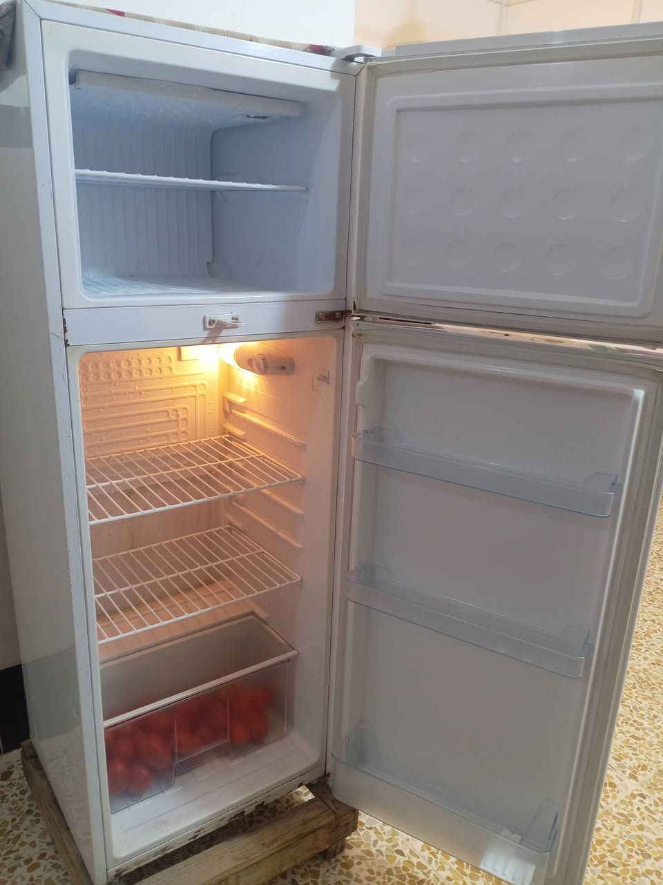 ثلاجة للبيع شغال ***********
