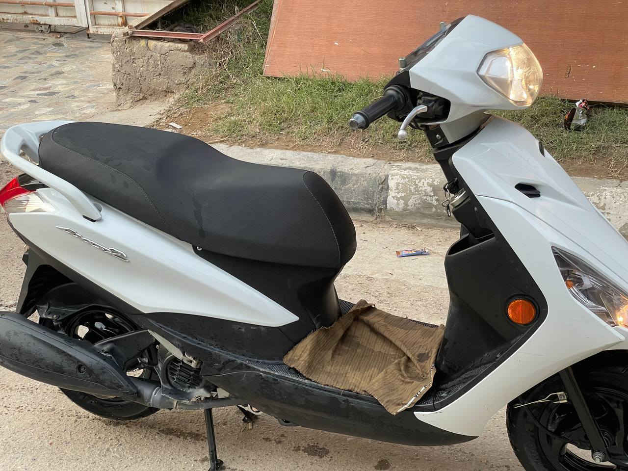 اللهم صلي على محمد وآل محمد سلام عليكم ورحمة الله وبركاته دراجة اكزز Z حديث مكفوله برغي مامفتوح بيها استان كهرباء ياباني ماشيه 8الف دراجة جديده مال جناي 
المكان بغداد الغزالية الرقم ***********
