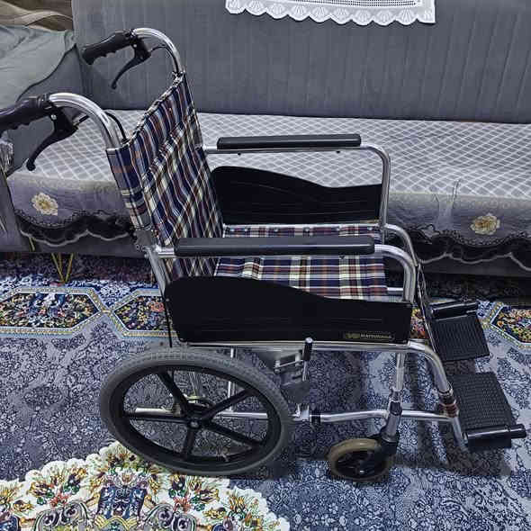 كرسي متحرك لذوي الاحتياجات الخاصة صنع ياباني المنيوم بالكامل عرض المقعد 40 تاير 16..جدادية تامة استعمال يابان فقط الاتصال او المراسلة ***********
