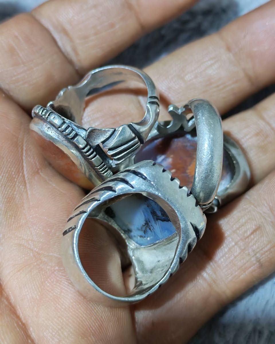 السلام عليكم
للبيع 3 خواتم يمانيات صياغه يدويه ثقيله
فضه 925
السعر 300 الف
ماعندي توصيل مكاني بغداد


**إذا كنت صاحب هذا الإعلان وتريد حذفه لأي سبب، رجاءا أرسل رسالة إلى الدعم الفني**