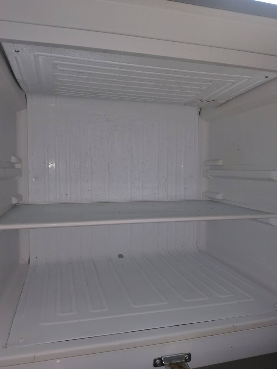 السلام عليكم ثلاجة للبيع
السعر 250 ألف وبيها مجال قليل هـ ***********
