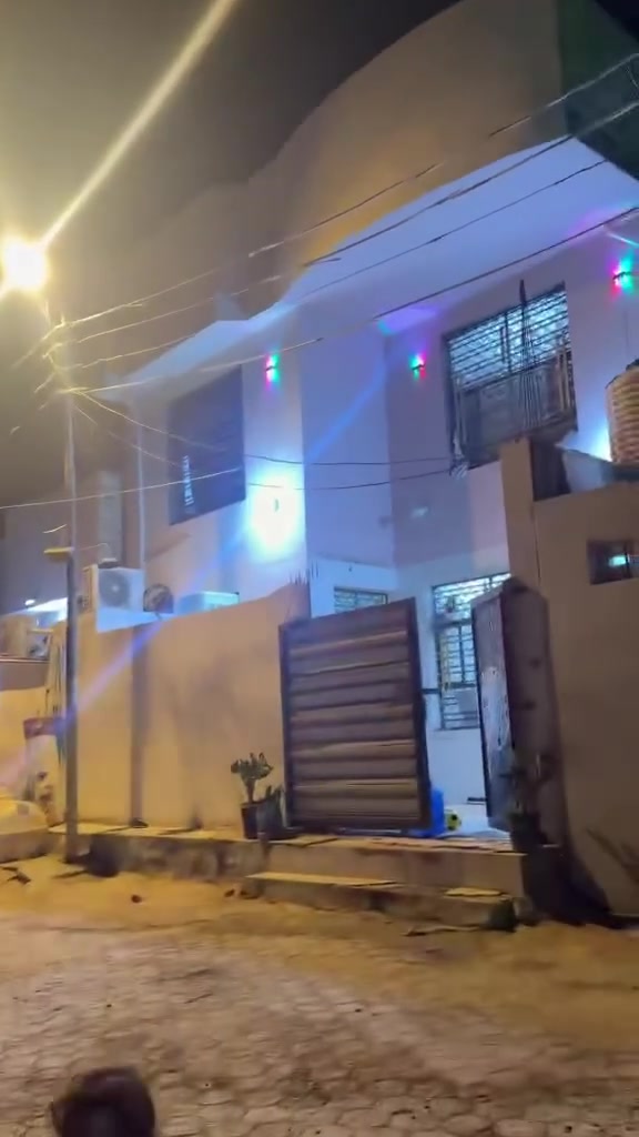 عدنه بيت للبيع بحي لانصار كبال ضغط كبال موكل خوه لعباس ع ساحه بصف ركن 135 متر طابقنين بي 3غرف فوك وصاله وصحيات وجوه غرفه ويتقابل ومطبخ وصحيات داخليه وخارجيه


**إذا كنت صاحب هذا الإعلان وتريد حذفه لأي سبب، رجاءا أرسل رسالة إلى الدعم الفني**