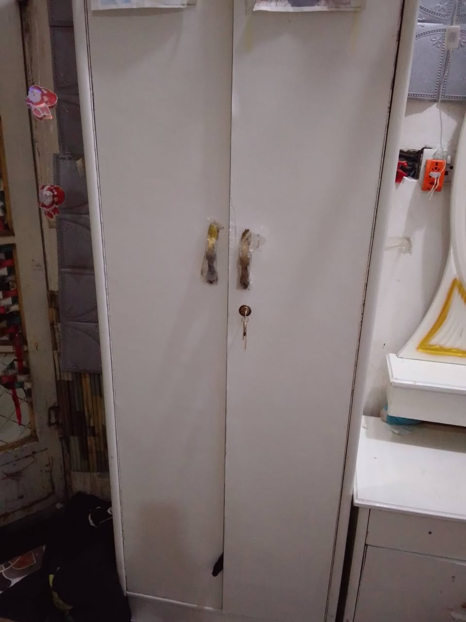 سلام عليكم عندي غرفه اخشاب للبيع مستعمله اربع اشهر وسعره مليون وبيهه مجال اتواصل واتساب ***********
