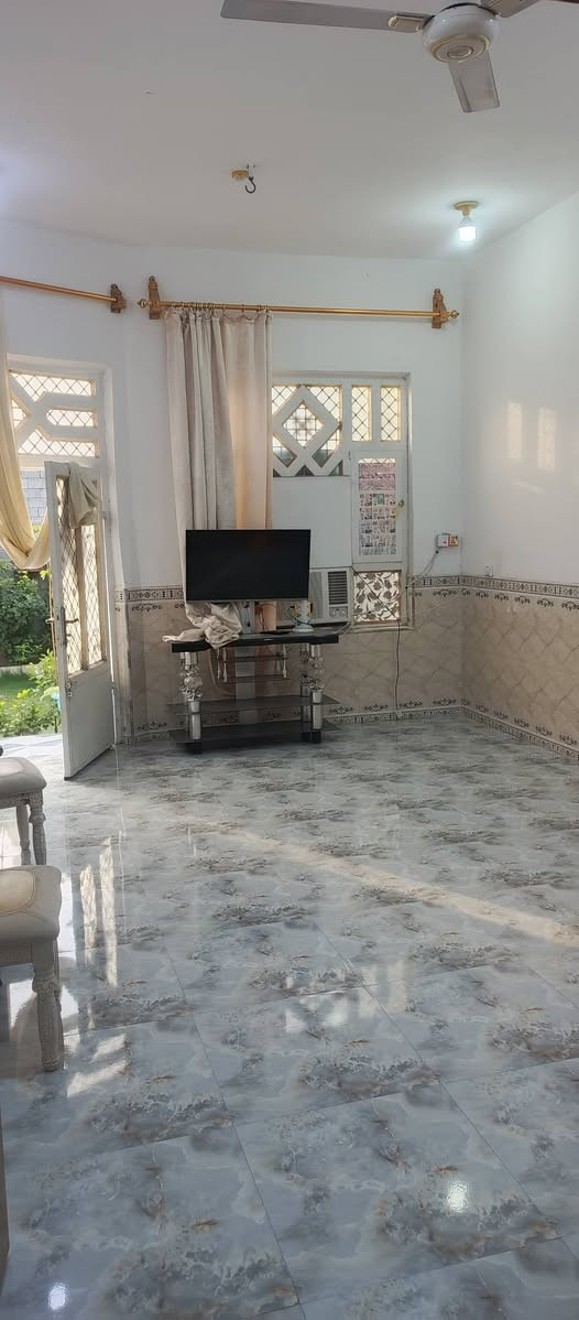 سلام عليكم بيت للبيع 
يتكون من ستقبال 6×4
   صالة 9×4
مطبخ 4×5
غرفتين نوم 4×5
ارتفاع بيت من داخل تلاثة امتار نص

الاستفسار اتصال***********
