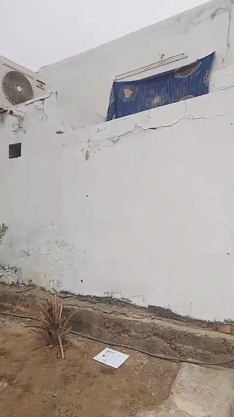 السلام عليكم  توفر بيت للبيع 100 متر الواجهيه خمسه والنزال 20 بغرفه وصاله براني مطبخ صحيات خارجي وداخلي البنيان بلوك وعقاده بنزله الزراعه قرب المولده مرقم   بلديه مناسب  الاتصال على الرقم بنيان نظيف مشخاب ***********
