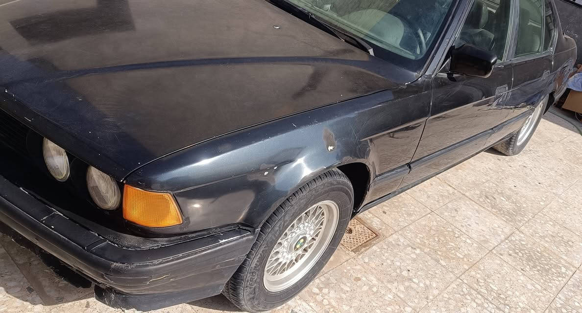 السلام عليكم بي ام دبليو 730 مفتوح موديل 1993 سكليتر كهرباء السيارة باسمي رقم بغداد مشروع وطني تحويل مباشر  السياره تبريدها منظومة جديده كامله  حداديتها جديده كامله اي نقص ما بيها،محرك السياره بي تبخير ،غرفة السياره نظافتها 90 % تخم تاير جديد سعر (38) وبيها مجال
مكان السياره الحلة /بكرلي 
رقمي ***********
