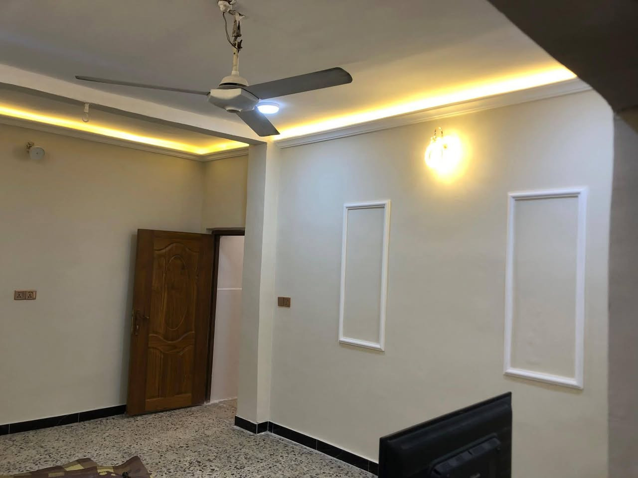 نقدّم خدمات متكاملة في مجال ترميم البيوت بإشراف كوادر فنية متخصصة وخبرة واسعة، مع الالتزام بأعلى معايير الجودة والدقة في التنفيذ، لتحويل المنازل القديمة إلى مساحات حديثة وآمنة ومريحة.
أولاً: أعمال الفحص والتقييم
نبدأ بعملية الكشف الشامل للبيت لتحديد الأضرار مثل التشققات، الرطوبة، ضعف الأساسات أو التمديدات، ووضع خطة ترميم مناسبة حسب الحالة.
ثانياً: أعمال الهدم والإزالة
تشمل إزالة الأجزاء المتضررة أو القديمة مثل الجدران المتشققة، الأرضيات التالفة، والأسقف غير الآمنة، مع الحفاظ على الهيكل الأساسي للمنزل.
ثالثاً: أعمال البناء والإصلاح
إعادة بناء الجدران، معالجة الشقوق، تقوية الأعمدة والأسقف، واستخدام مواد حديثة لضمان المتانة والاستدامة.
رابعاً: التمديدات الصحية والكهربائية
تجديد شبكات الماء والمجاري، وتمديد الكهرباء بشكل حديث وآمن، مع استخدام تجهيزات ذات جودة عالية.
خامساً: أعمال العزل
تنفيذ عزل مائي وحراري للأسطح والجدران لمنع تسرب المياه وتقليل تأثير الحرارة.
سادساً: أعمال الإنهاءات (التشطيبات)
تشمل التبليط، الدهانات، الجبس، تركيب الأبواب والنوافذ، وإضافة لمسات ديكور عصرية تناسب ذوق العميل.
سابعاً: أعمال الواجهات الخارجية
تحديث واجهة المنزل باستخدام أصباغ حديثة أو حجر وديكورات خارجية تعطي مظهراً جميلاً وحديثاً.
ثامناً: التنظيف والتسليم
تنظيف الموقع بالكامل بعد انتهاء العمل وتسليم المشروع بشكل جاهز للسكن. 
 اي استفسار الاتصال على الرقم التالي ***********
