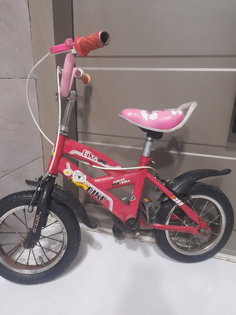 السلام عليكم متاح باسكل حجم ١٦ رياضي كامل من كلشي اي نقص مابي السعر ٣٥ الف وحجم ١٢ نوعية ممتازة ٢٥ الف التحرير ***********
